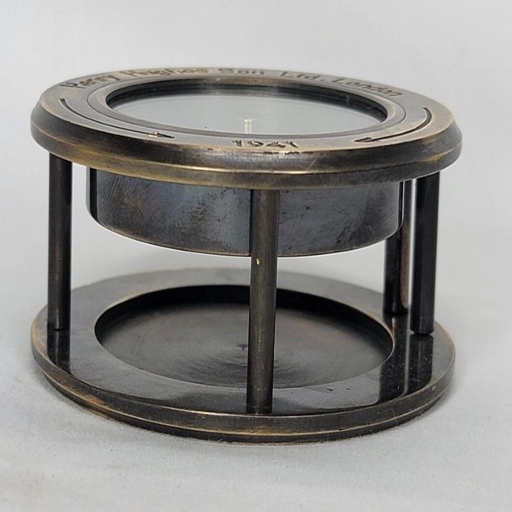 

Винтажный латунный компас от Henry Hughes & Son Ltd. Лондон – Диаметр 7,5 см, Гравированные детали, Античная отделка как