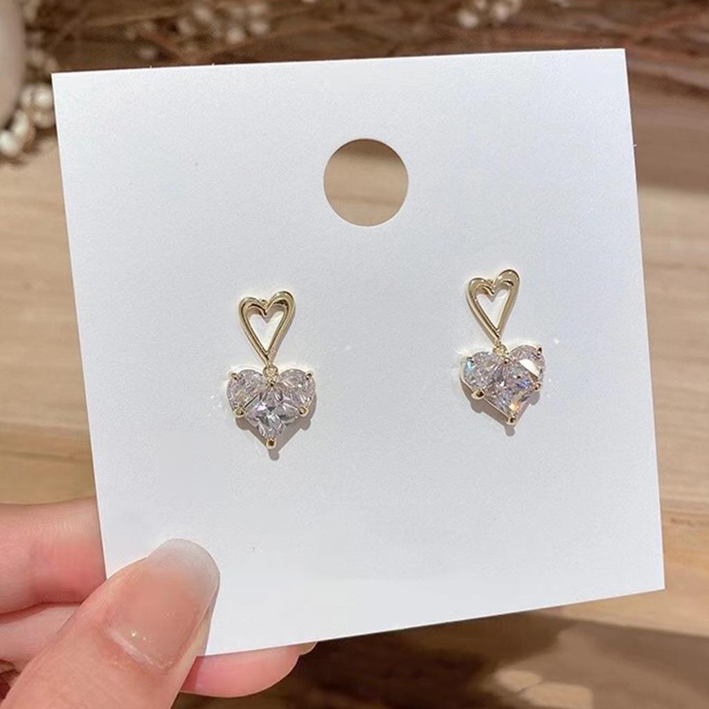 Fashionable Zircon Heart Earrings Crafted from Sturdy Alloy Materials for Everyday Elegant and Uniaue Styles Wear