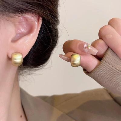Brushed Matte Arc Earrings: Hong Kong-Style Retro for Women, Autumn/Winter Niche All-Match Design