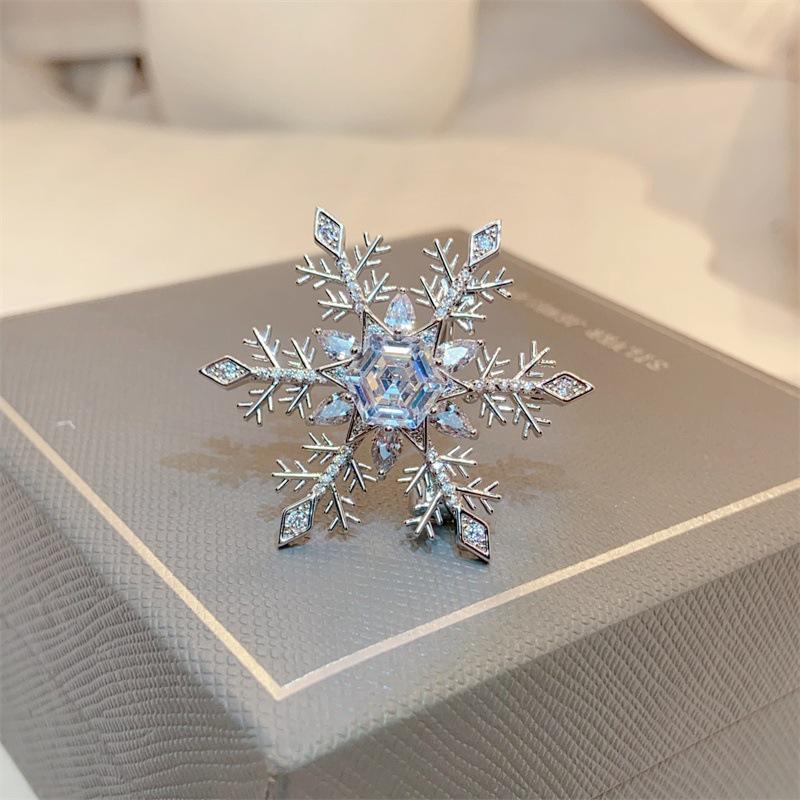 Elegant Rotating Snowflake Brooch: High-End Unisex Pin for Fashionable Sweater Decoration