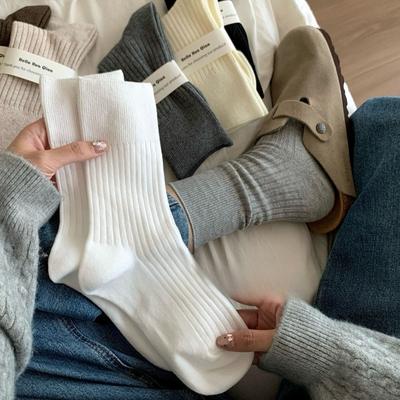Neue Herbstprodukte für Damen Alle Arten von lässigen einfarbigen Socken mit Rauchmuster im Röhrenformat