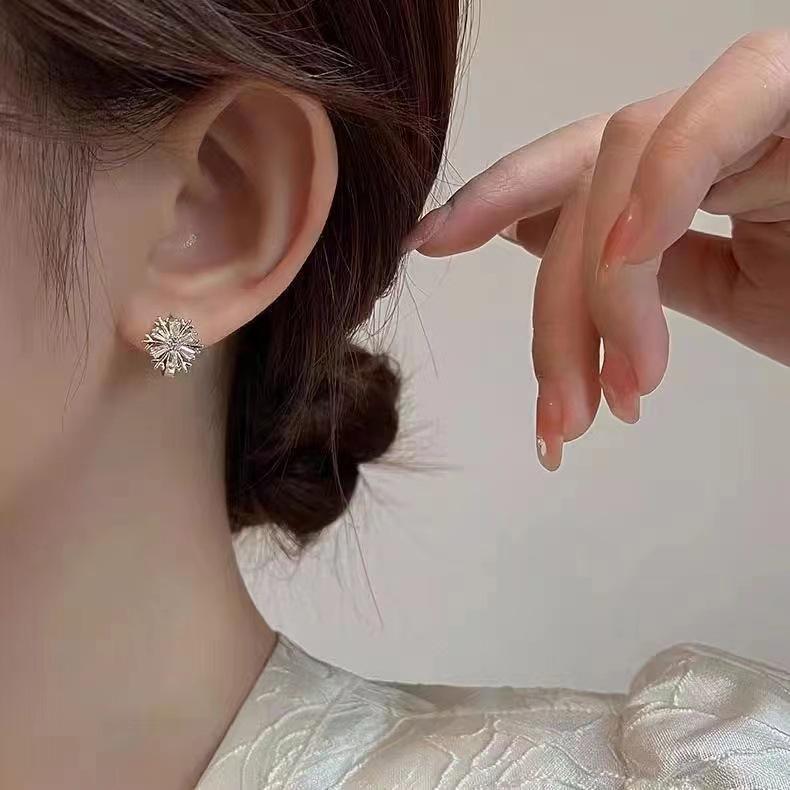 Stylish Zircon Snowflake Ear Clips: Elegant, Lightweight, and Perfect for Fashion-Forward Girlfriends