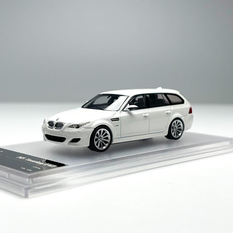 KING MODEL Diecast 1/64 Scale BMW M5 E60 E61 brown white Car Model Alloy BMW M5 Toy Car Model Collection and Display Item