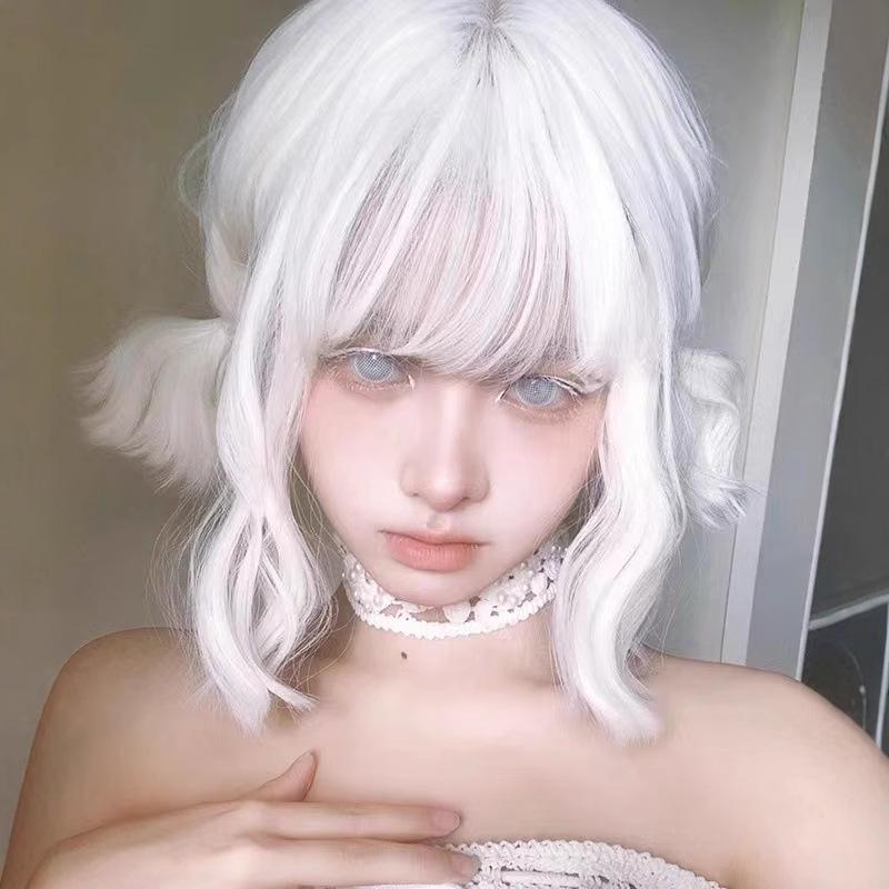 Silver-White Short Curly Wig for Women, Soft Lolita Style, Middle Part, Fashionable European and American Design.
