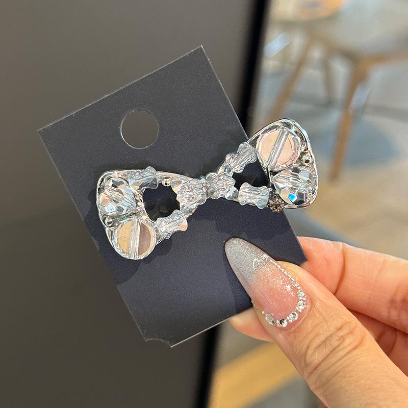 

Стильная серебристая заколка-бант со стразами - Уникальная индивидуальность и модный аксессуар для боковой челки