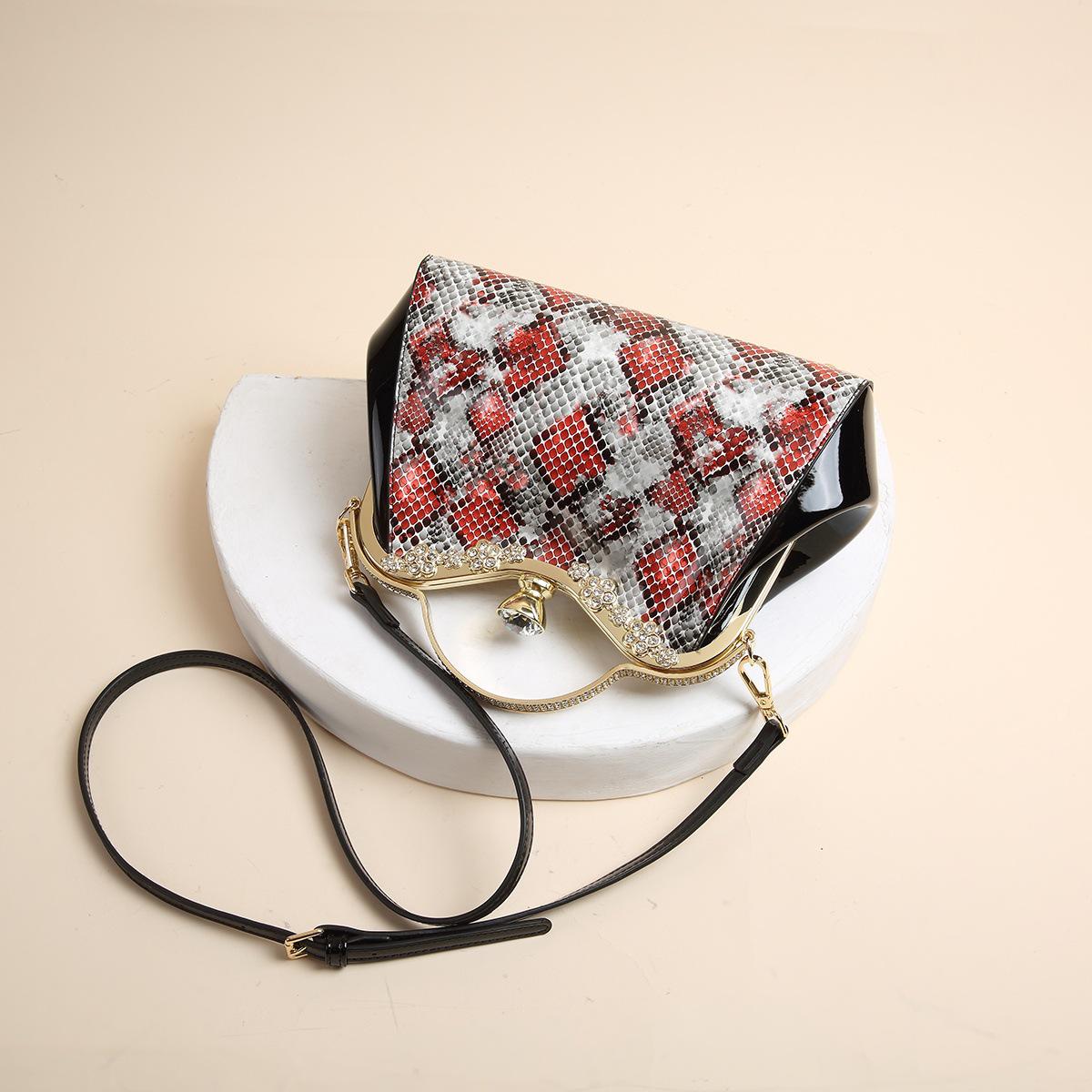 

2025 Женская вечерняя сумка-клатч через плечо с текстурой змеиной кожи вино красного