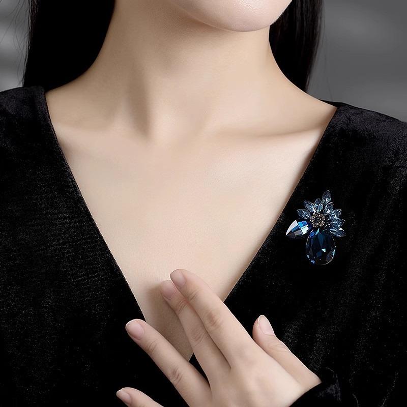 Fashionable Crystal Brooch, High-end Women's Exquisite Floral Brooch, Luxurious and Elegant Brooch