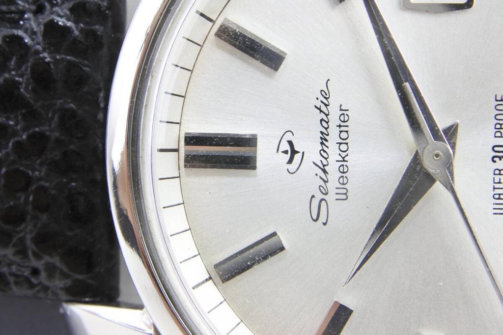example of the same model number as the 1964 Tokyo 1965 SEIKO Sportsmatic Weekdater 26 Jewels Movement Automatic Wristwatch Rare Olympics Gold-tone