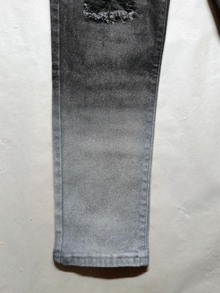 Trendige europäische und amerikanische schmal geschnittene zerrissene Herrenjeans