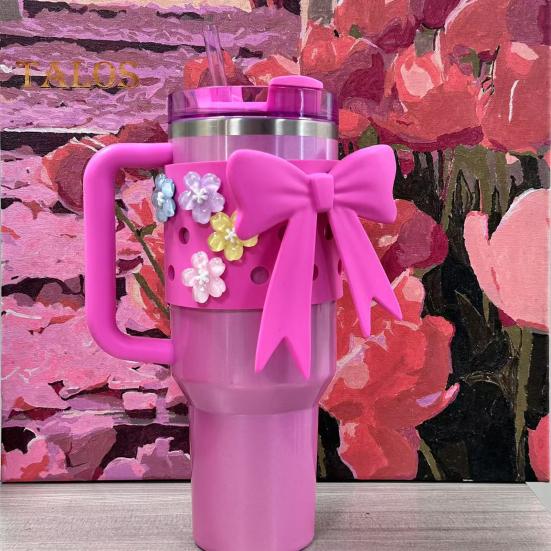Silikon-Becherhülle für 40-oz-Becher, DIY-Set mit Schleife und Blumenanhänger, rutschfeste Schutzhülle, spülmaschinenfest, Geschenk für Becherliebhaber