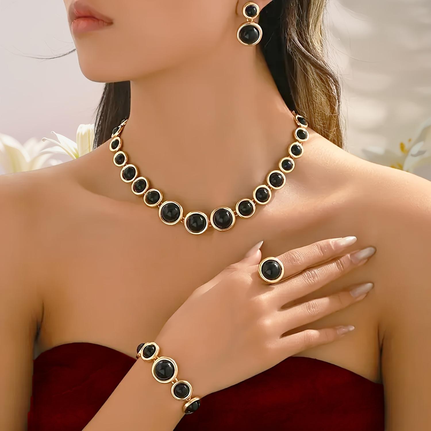 

Модные украшения для женщин чёрный