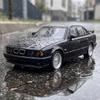 1:24 Modelo de Carro Diecast de Metal Liga Leve Compatível Com BMW M5 E34 Sedã Esportivo Executivo Alemão Veículo de Simulação Presente da Moda para Casa