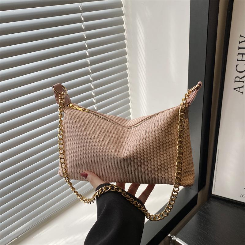 

Красивая повседневная однотонная простая практичная универсальная легкая сумка-багет через плечо на цепочке подмышку розовый