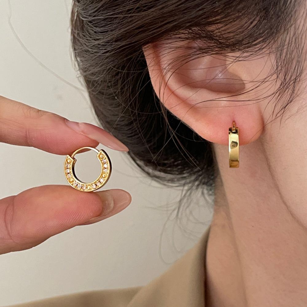 Trendy European and American Zirconia Earrings: Simple, Fashionable Ear Studs with Niche Design