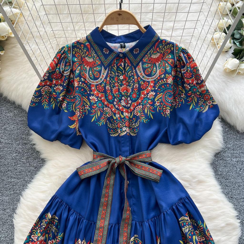 Rochia imprimată la modă din această vară este o rochie retro și elegantă cu talie marcată și mâneci lampion.