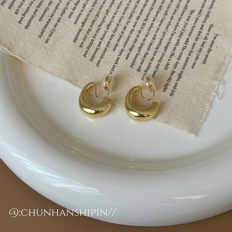 Metal plain ring ear clips without ear piercings, simple temperament, high-end earrings, women s fashion niche mosquito coil disc earrings