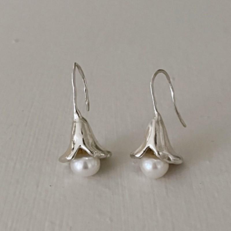 Shi Jia Light Milk White Pearl Earrings: S925 Silver Studs for Women - High-End, Versatile, Niche Design