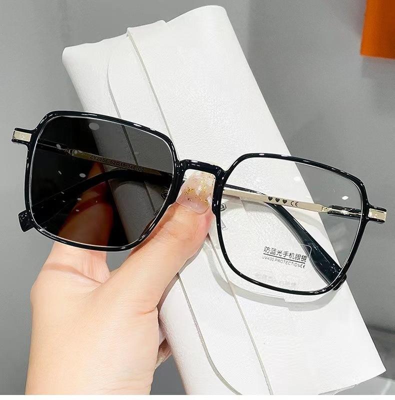 Trendy Square Photochromic Sunglasses Anti Blue Light Glasses for Women Unisex Outdoor Discoloration Eyewear