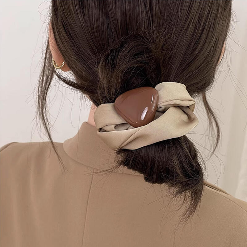 Lana Maeve Треугольная атласная резинка для волос Шелковая резинка для волос beige