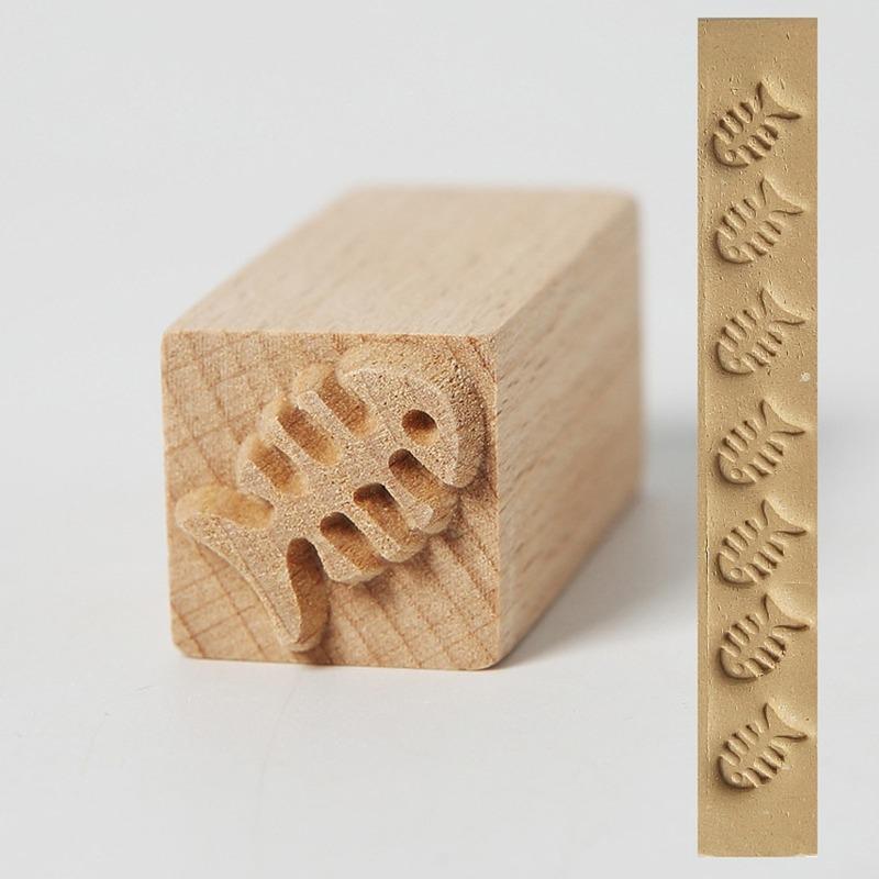 1Pc Hand Carved Wooden Stamps Emboss Art DIY Clay Printing Pottery Tools Fish Bone / Squirrel / Flower / Deer / Star