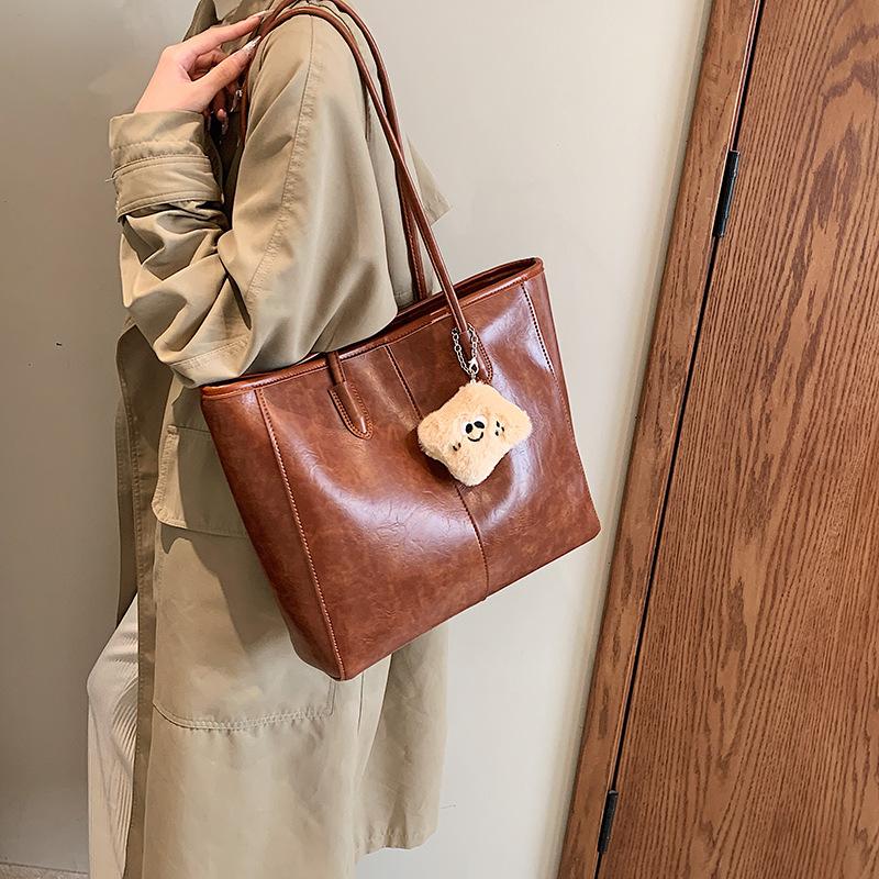 Retro large-capacity bag women's 2025 new Korean versatile simple tote bag commuting to work shoulder armpit bag
