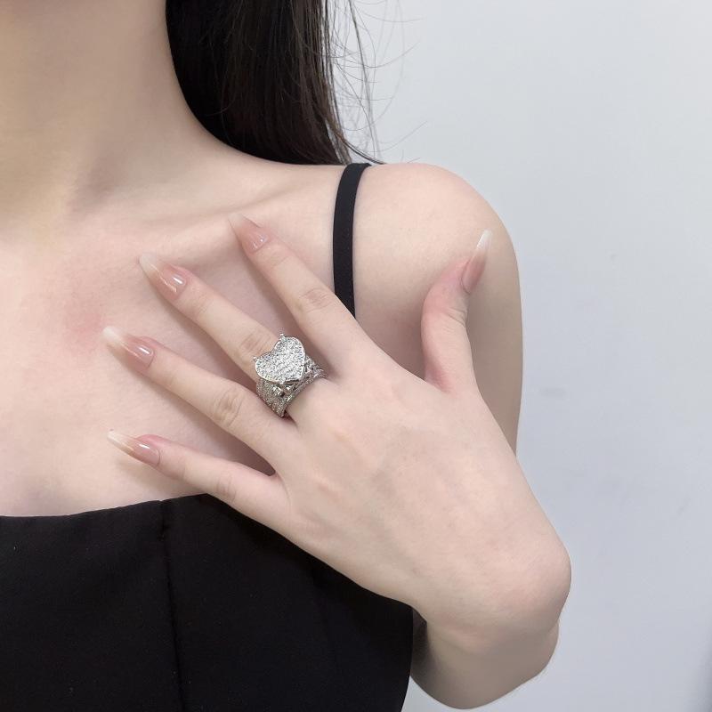 

Хип-хоп стиль Слегка инкрустированное цирконом кольцо любви Ощущение дизайна тяжелой промышленности Полностью бриллиантовое Ретро кольцо Тренд Ювелирные изделия No. 10