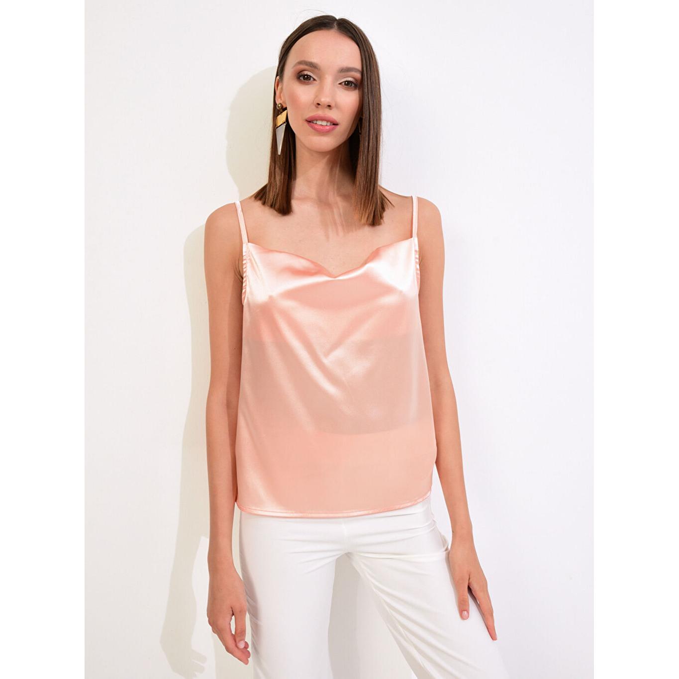 

Розовая атласная блуза с воротником и ремешком Degajeed