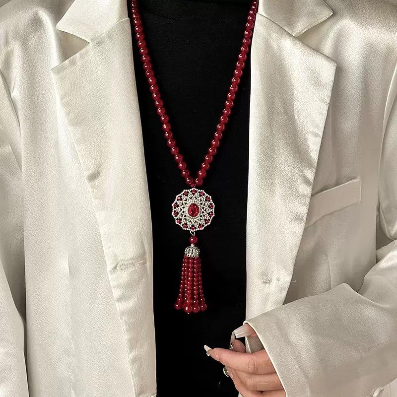 Retro Red Crystal Pendant Necklace: Versatile, High-End Fashion Accessory for Women