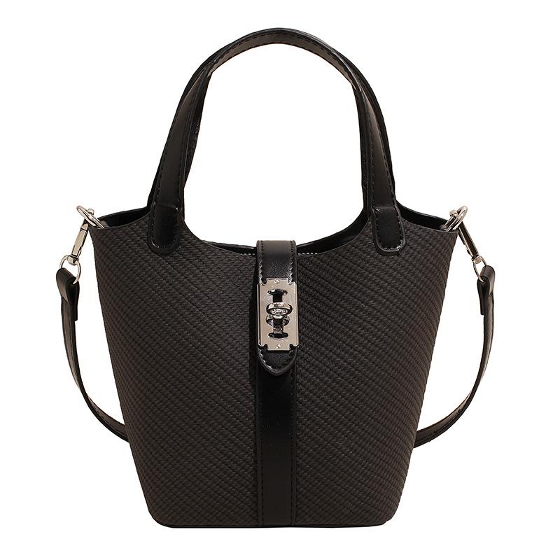 Korean version of casual high-quality temperament simple portable bucket bag women's versatile commuter messenger bag bag