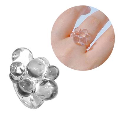 Bague en acrylique perlée avec design tendance et couleurs florales. Bijou de main unique, cadeau pour femme à la mode.