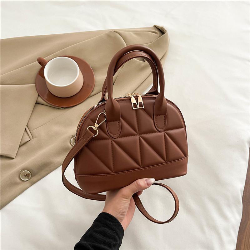 

Весенне-летняя модная сумка женская 2025 новая бриллиантовая популярная сумочка простая наплечная сумка-мессенджер текстурная сумка-ракушка коричневый