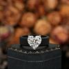 Cooles Schwarzes Silikonband mit großem Solitär-Herz-CZ, Leichter Kratzfester Stapelbarer Valentinstags-Jubiläumsgeschenk-Ring