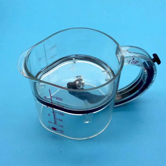 Kubek pomiarowy 4 w 1 z regulacją i ergonomicznym uchwytem, dnem typu push-up, kubek pomiarowy z podwójną skalą, przybory kuchenne do gotowania i pieczenia