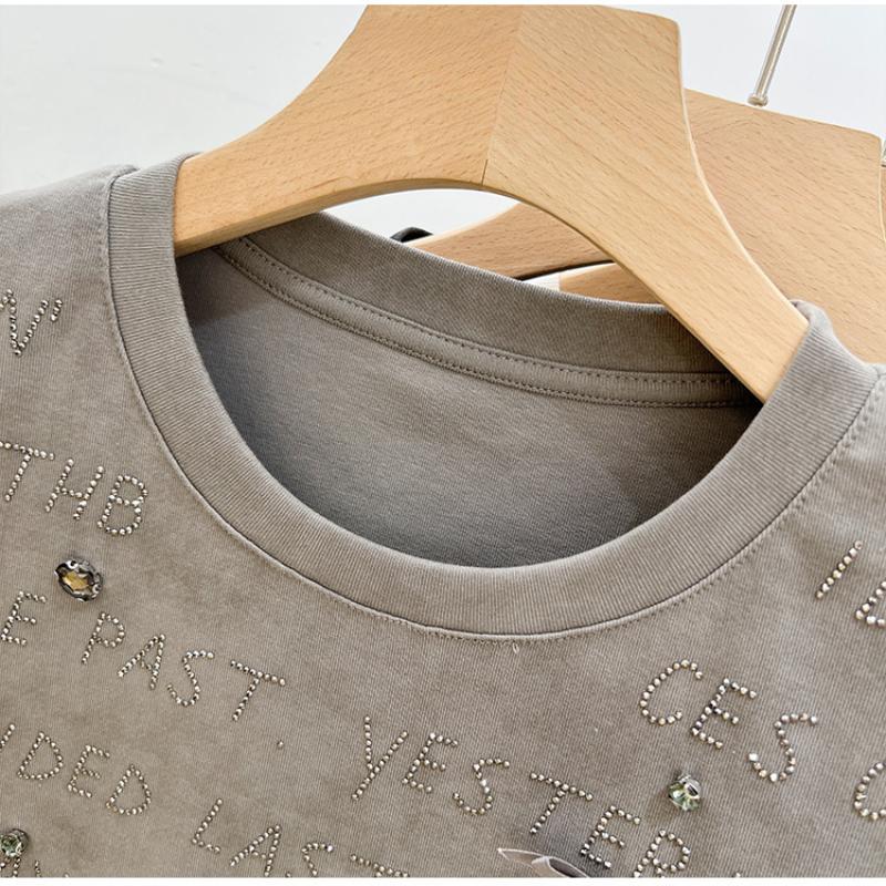 T-shirt med korta ärmar och diamantbokstav för tung industri för kvinnor på sommaren, slimmande och åldersreducerande, slim fit topp med rund hals