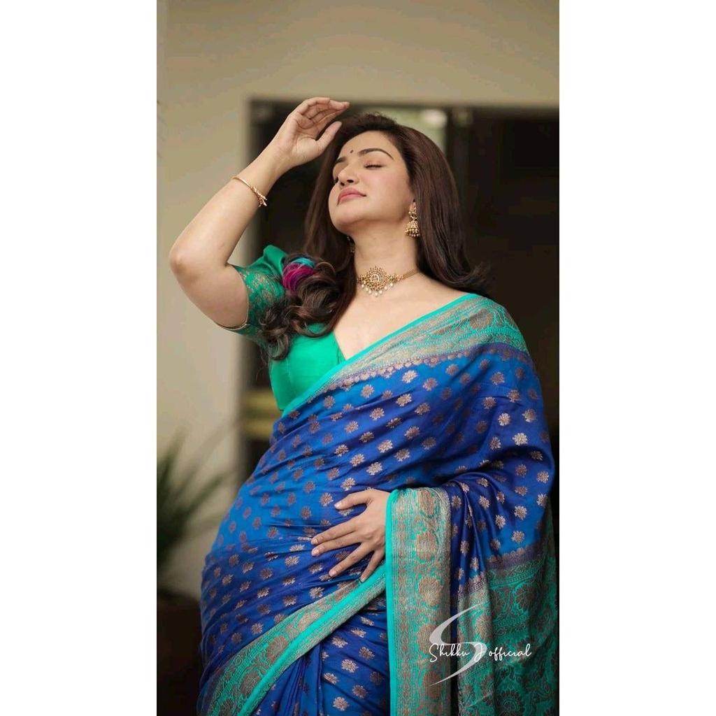 Dieser wunderschöne Saree ist elegant mit wunderschönem solidem Jacquard-Gewebe verziert, das dem Outfit einen perfekten Look verleiht.