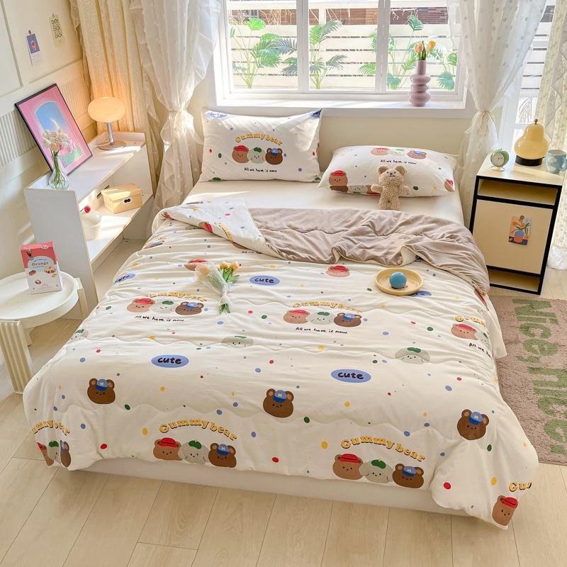 Cute Donut Pattern Summer Quilt Cartoon Style Skin-Friendly Breathable Thin Blanket Air Conditioning Quilts for Kids Teens Boys