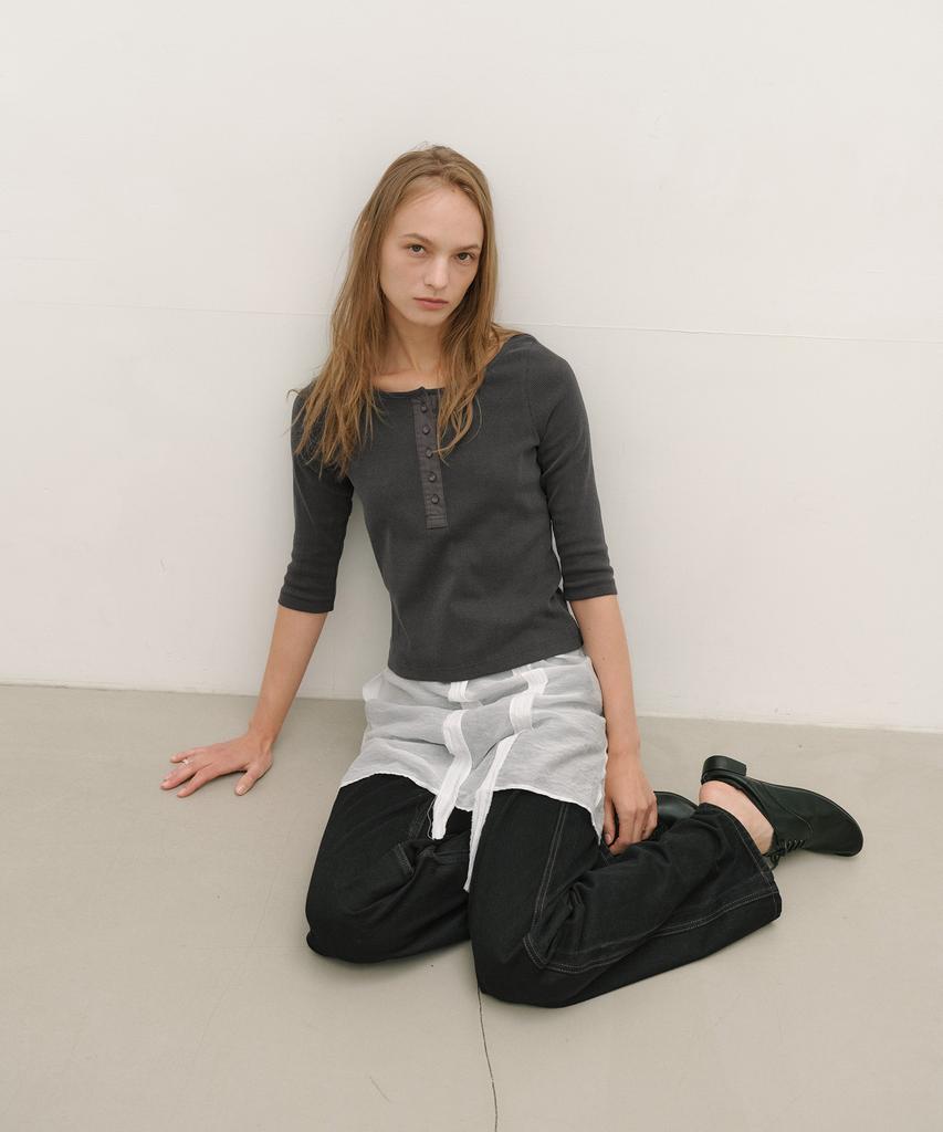 Loutaideu Henley Neck Top [Charcoal]