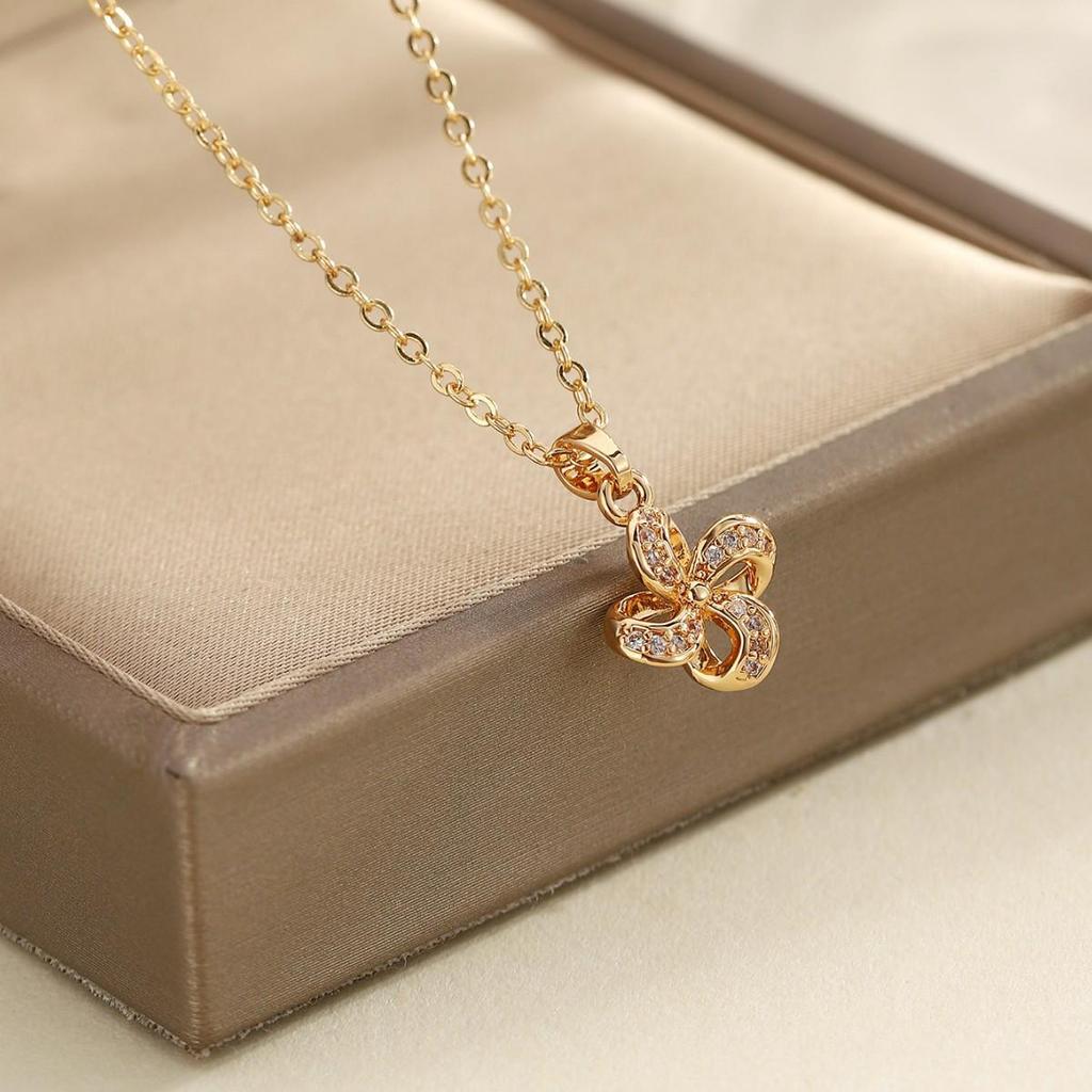 2026 Elegant Four-Leaf Clover Clavicle Necklace – High-End Design for Women