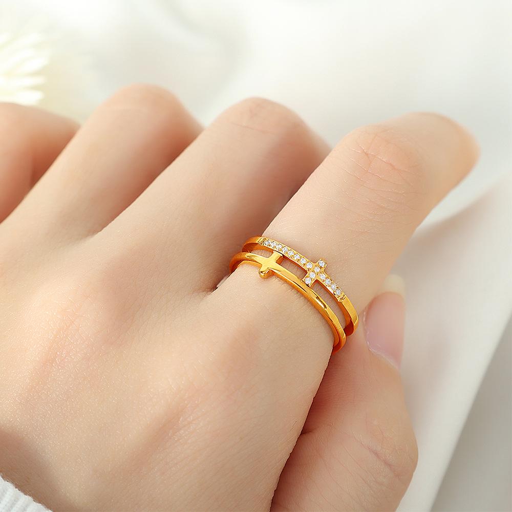 Trendiger Ring aus Titanstahl mit Einlage: Vielseitiger Luxusschmuck