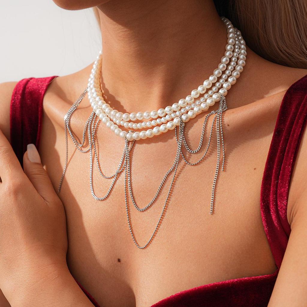 Geometric Round Flower Pearl Clavicle Necklace: Retro European & American Design