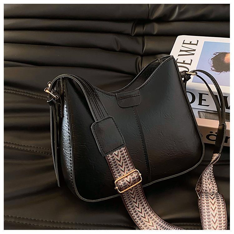 2024 New Retro Bag Female Korean Version Shoulder Bag Fashion Street Trend Leisure Commute Bucket Bag