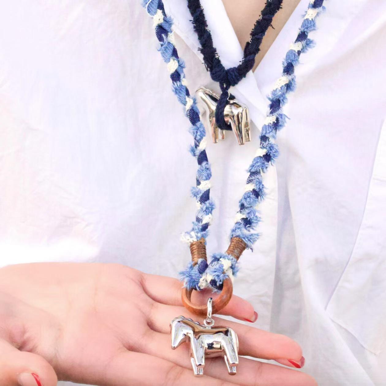 

Джинсовое колье ручной работы с деревянной подвеской в виде лошади