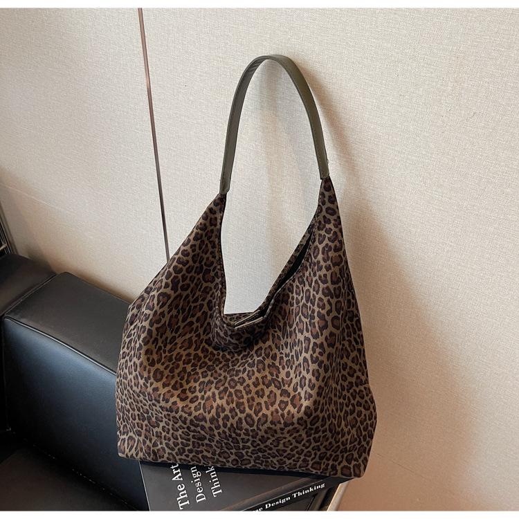 

Новая простая и модная осенне-зимняя персонализированная сумка-тоут с леопардовым принтом большой вместимости на плечо/подмышку темно-коричневого
