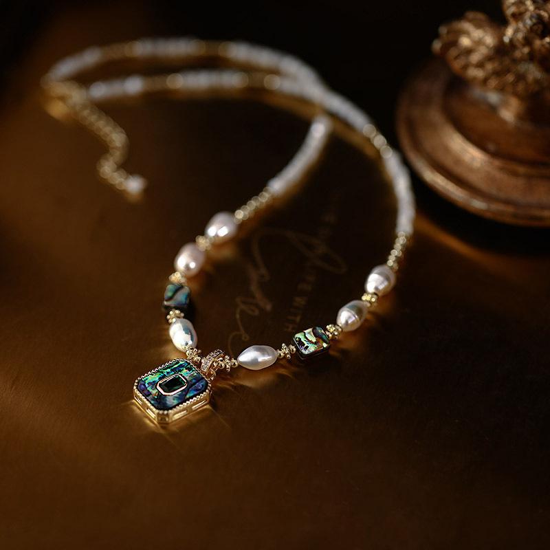 Freshwater Pearl Abalone Pearl Pendant Necklace for Women, Featuring A Light Luxury and Niche Style, with A Horseshoe-shaped Lockbone Chain.