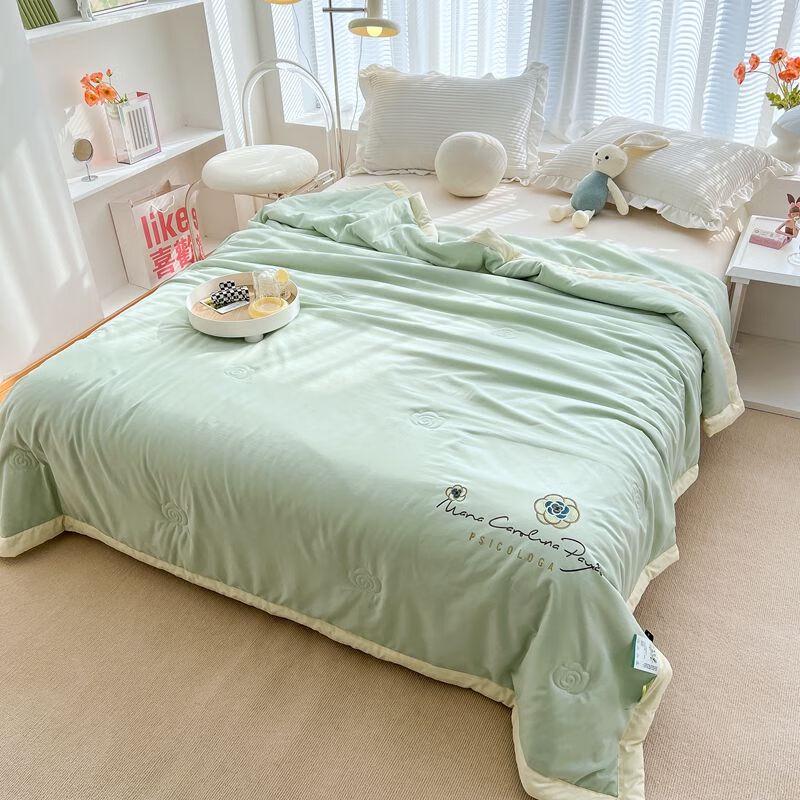 Muxinzi Camellia Plush All-Season Quilt