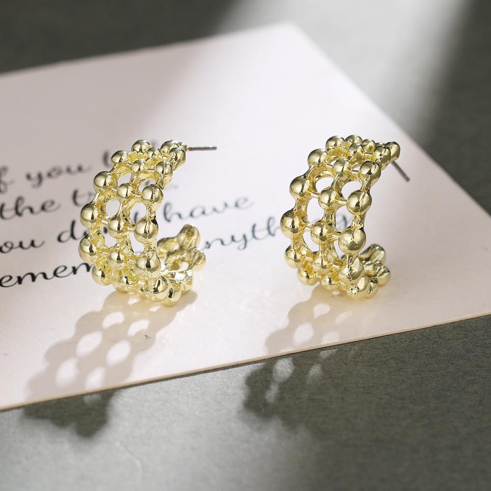 Boucles d'oreilles géométriques dorées creuses exagérées rétro créatives simples Personnalité féminine Boucles d'oreilles géométriques pour fille