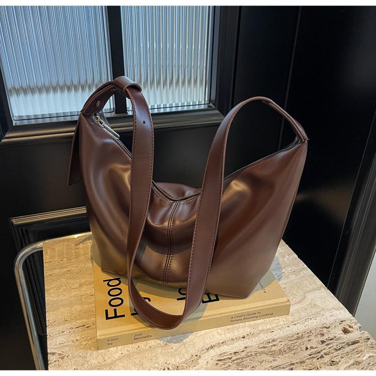 

Жіноча сумка преміум-фактури великої місткості 2024, нова осінь і зима в стилі ретро, ​​повсякденна приміська сумка для пельменів темно-коричневого кольору