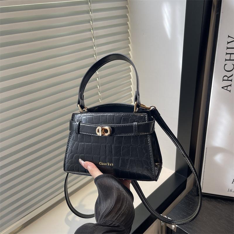 High-end Small Square Bag Women's New Fashion Shoulder Bag Casual Commuter Shoulder Bag Simple Temperament