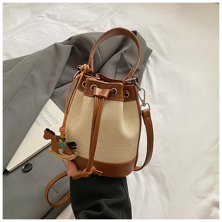 Stylish and simple contrasting color bucket bag women's 2025 new shoulder messenger bag high value casual strap handbag