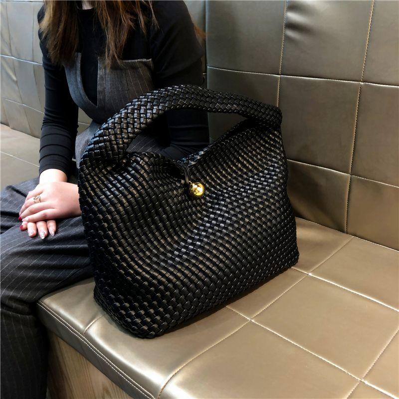 

Модный плетеный тоут высокого класса от гонконгского бренда 2025 Новая универсальная женская сумка через плечо большой вместимости